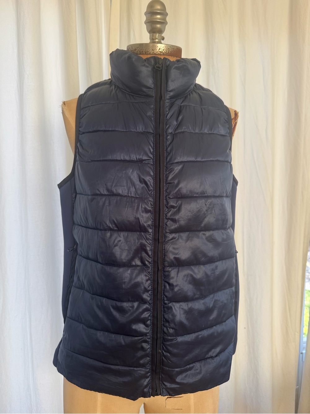 GapFit Women’s Navy Puffer Vest Size M Stretch Side Panels Zip Pockets